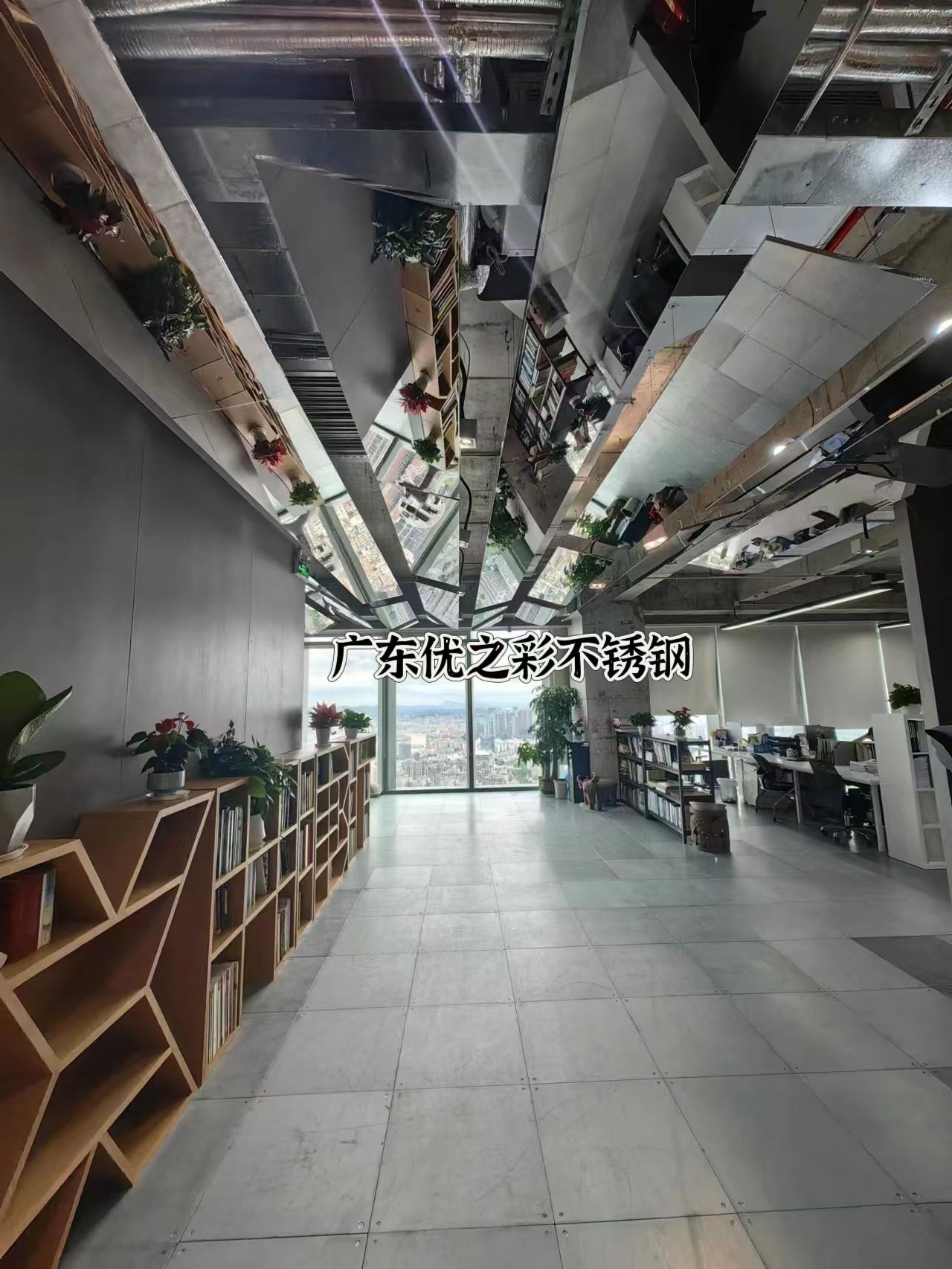 鏡面吊頂+不銹鋼蘋(píng)果砂墻板：小空間秒變輕奢大宅的秘訣！